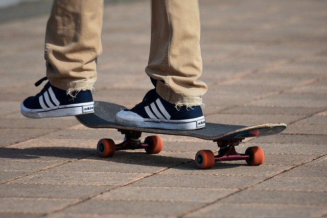 Skate tout terrain comme un moyen de transport.