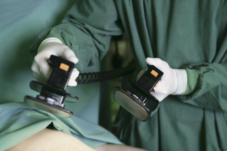 Comment utiliser un défibrillateur ?
