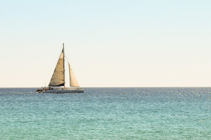 Découvrez le catamaran pour les visites en mer