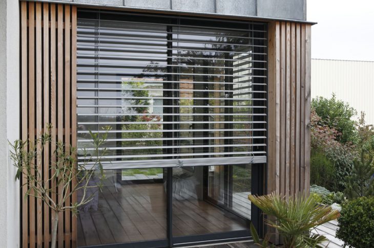 Installer un pare soleil extérieur pour vivre plus calme en été