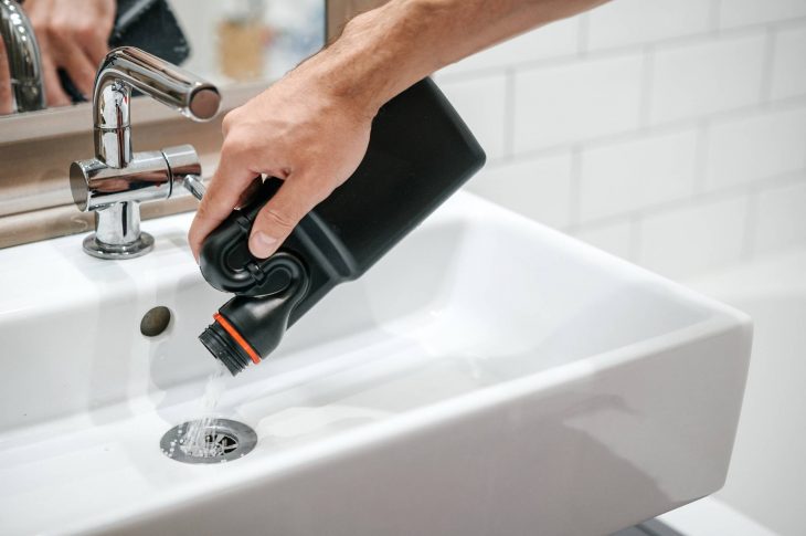 Comment utiliser l’acide chlorhydrique pour déboucher les canalisations