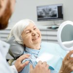 Implant-dentaire-pour-seniors