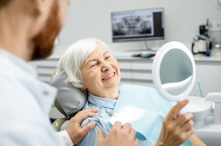 Implant-dentaire-pour-seniors