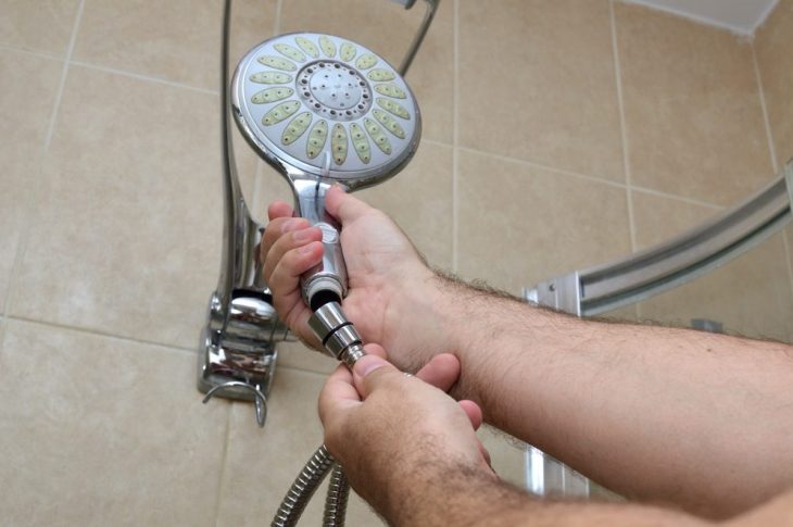 Remplacez une flexible de douche par vous-même