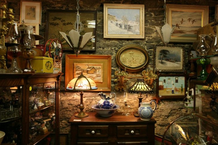 Vente de meubles et objets anciens : pourquoi faire appel à un antiquaire?