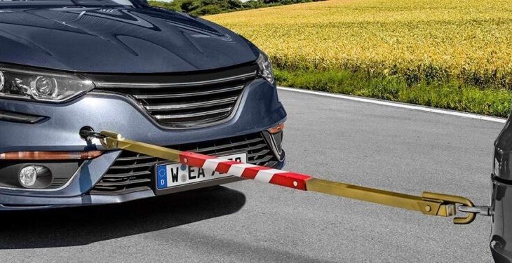 Comment tracter une voiture avec une barre de remorquage?
