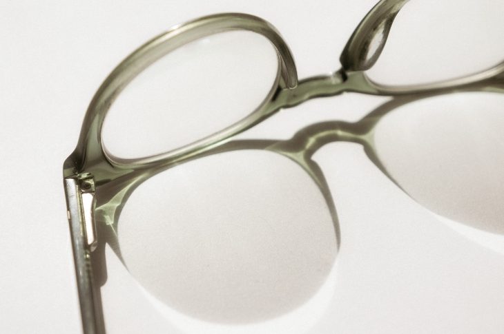des lunettes cassées d'un propriétaire se demandant comment se faire rembourser ses lunettes par son assurance habitation le plus vite possible