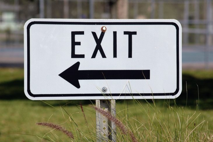 L'inox dans les environnements professionnels : comment optimiser la signalétique pour une communication efficace