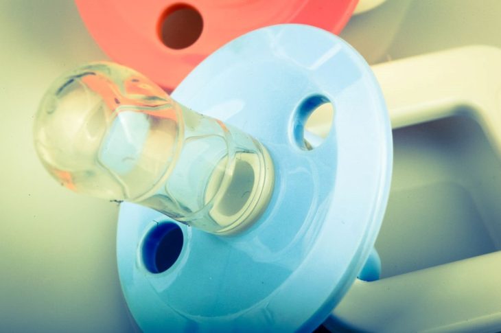 Les tétines et l'effet sur le développement émotionnel et le confort des bébés