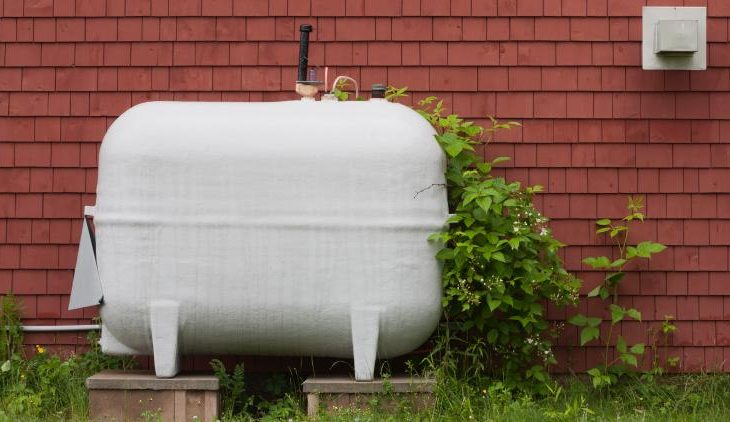 Réservoir extérieur blanc à côté d'une maison