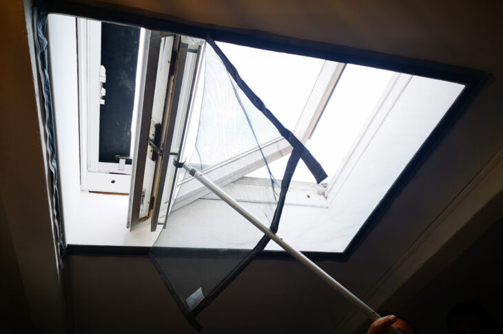 Moustiquaire fenêtre Velux : Mieux respirer avec une qualité d'air optimale.