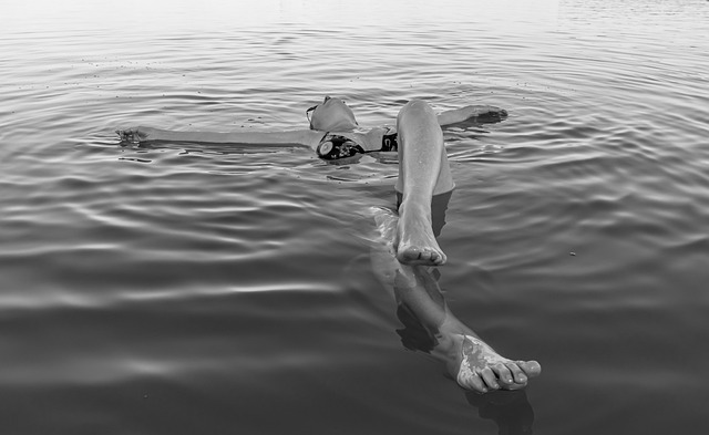 Personne flottant paisiblement dans l'eau tranquille