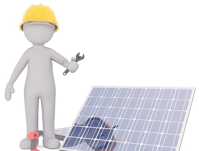 Ingénieur avec panneau solaire et outils en main