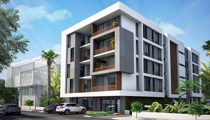 Immeuble moderne avec balcons et stationnement frontal