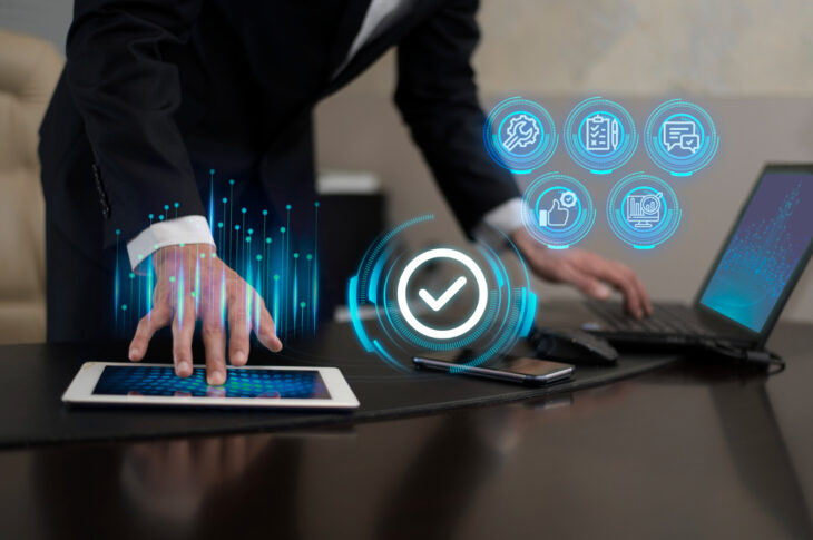 Professionnel utilisant technologie numérique au bureau moderne