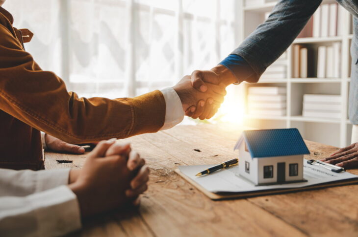 Accord de partenariat immobilier avec poignée de main.
