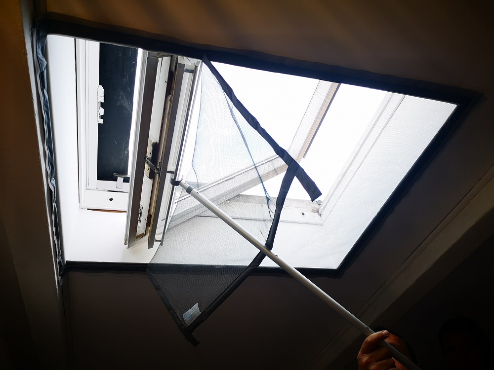 Moustiquaire Velux : Comment choisir la taille et l’installer ? 1 Choisir et installer une moustiquaire Velux : Le guide pratique