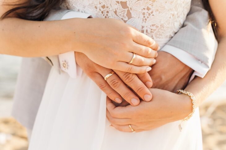 Mariage romantique couple échangeant alliances plage