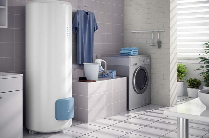 Buanderie moderne avec chauffe-eau et lave-linge