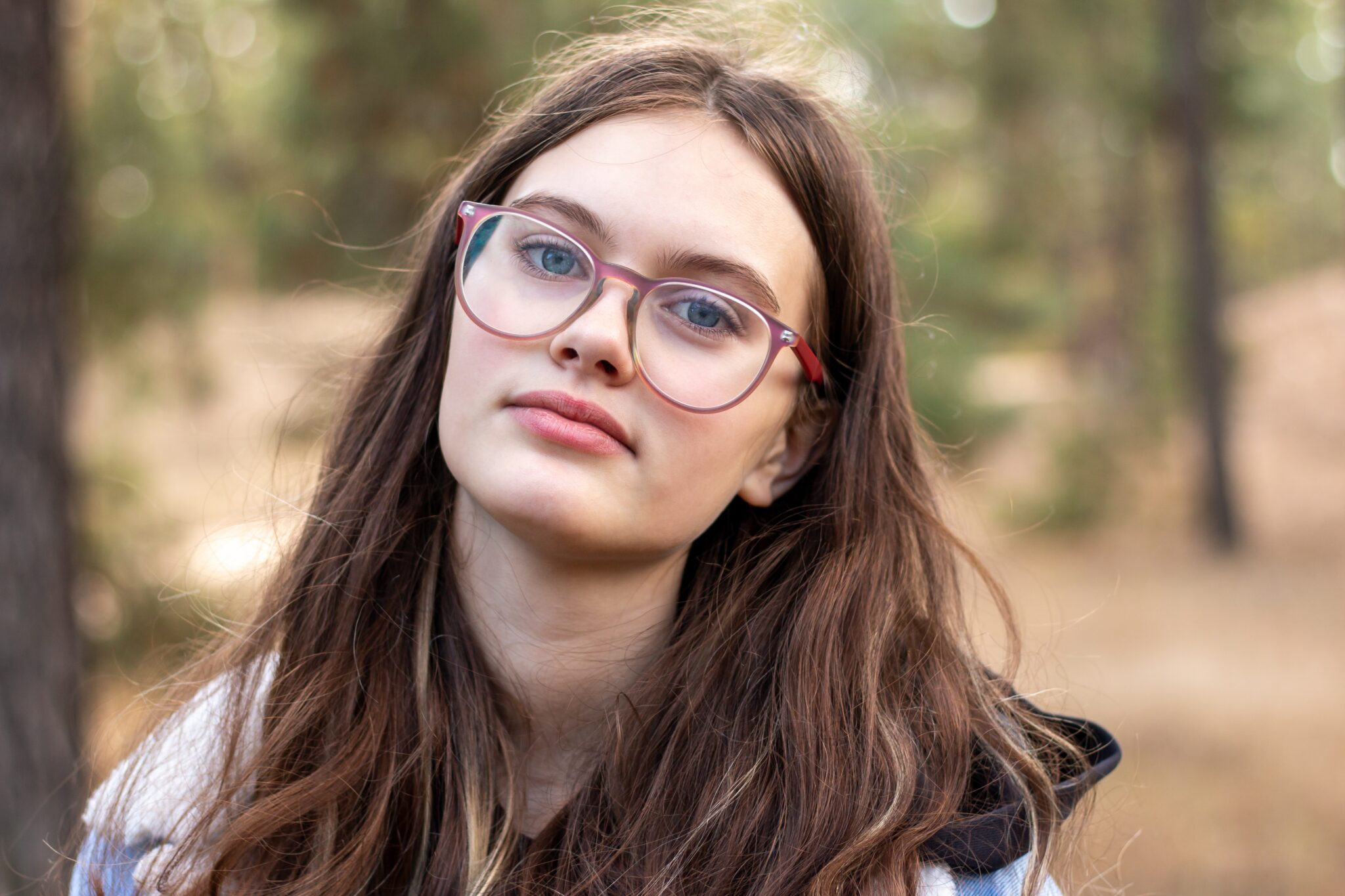 Lunettes et coiffure : les petits détails qui changent tout dans un look